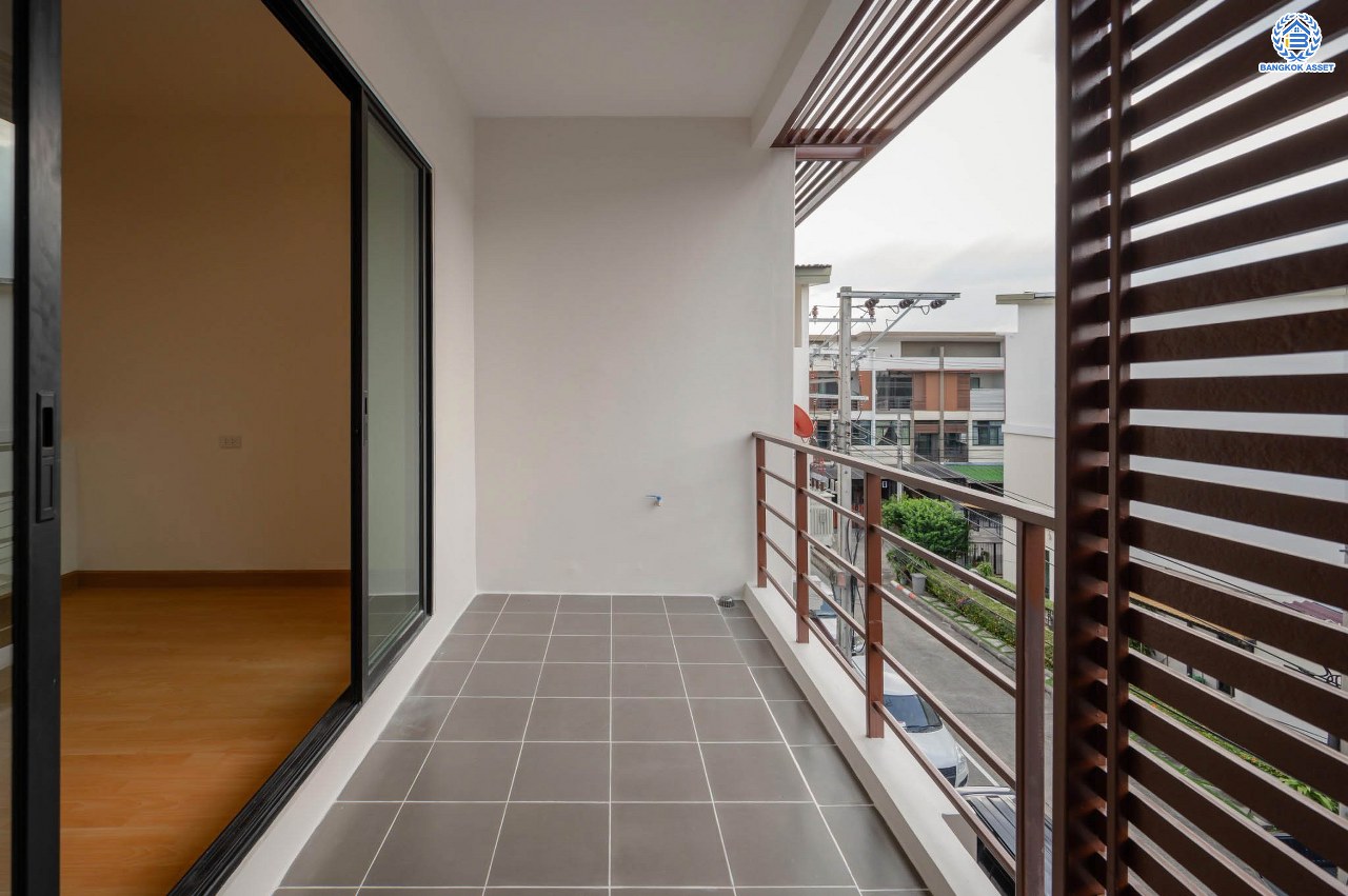 บ้านมือสองตกแต่งใหม่ โครงการ ซิกเนเจอร์ เพชรเกษม69 เนื้อที่ 17.6 ตร.ว. ฟังก์ชัน 3 ห้องนอน 3 ห้องน้ำ จอดรถได้ 1 คัน บ้านสภาพสวย บนทำเลเดินทางสะดวก เชื่อมต่อถนนเพชรเกษม, ถนนกาญจนาภิเษก, ถนนพุทธมณฑลสาย 2 และ 3 ใกล้รถไฟฟ้าสายสีน้ำเงิน "สถานีหลักสอง" ในราคาสุดคุ้ม!...